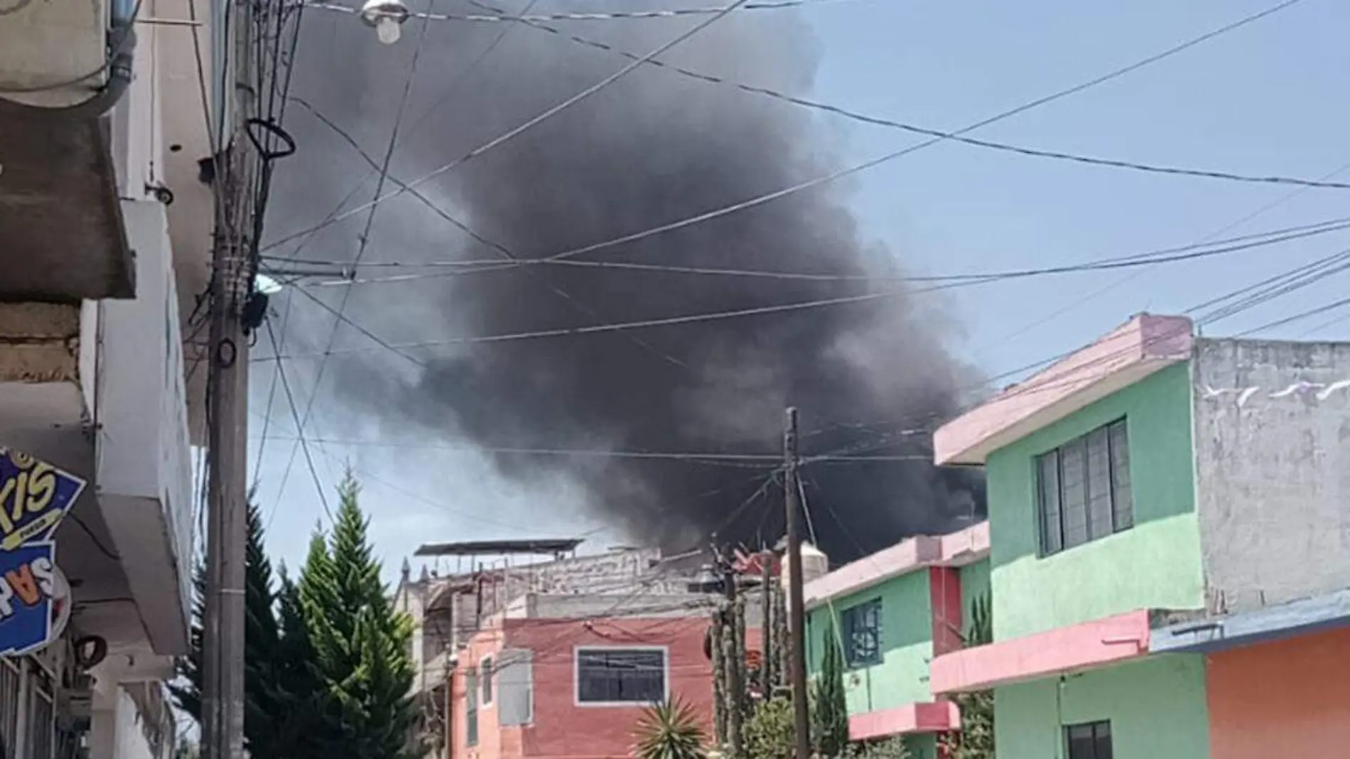 Fuerte incendio se registro en un local dedicado al reciclaje de Amozoc